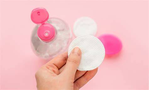 Aplicación de agua micelar con algodón