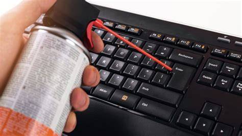 Spray duster limpiando teclado de PC