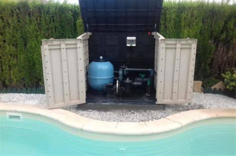 Caseta técnica de depuradora junto piscina