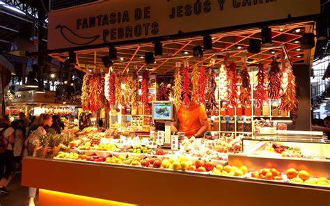 Interior de La Boqueria y puestos de pescado