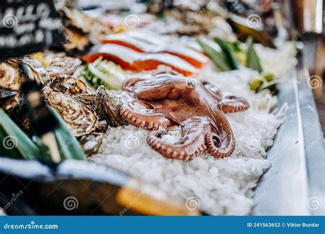 Marisco fresco sobre hielo en una pescadería