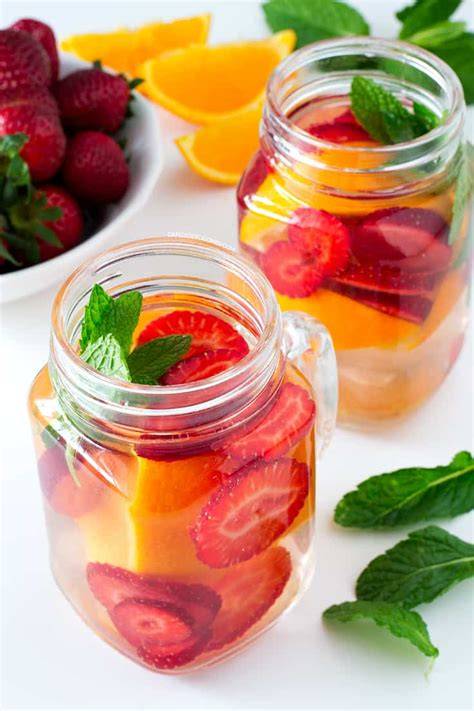 Agua detox de naranja fresa y menta