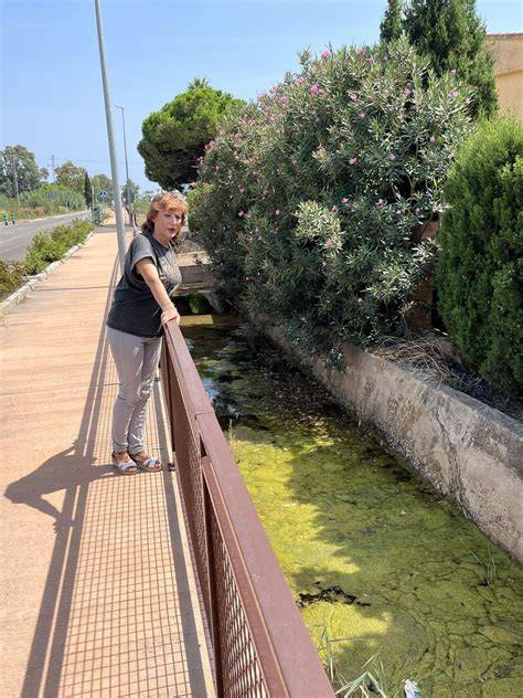 Cloradora junto a una acequia costera