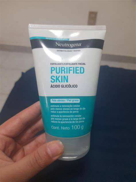 Aplicación de exfoliante facial con ácido glicólico