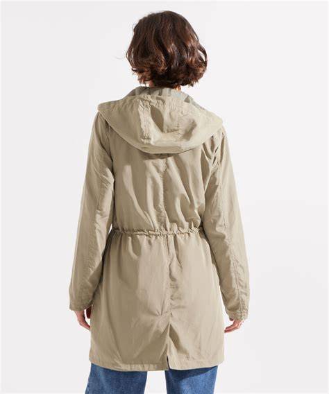parka marrón impermeable con bolsillos