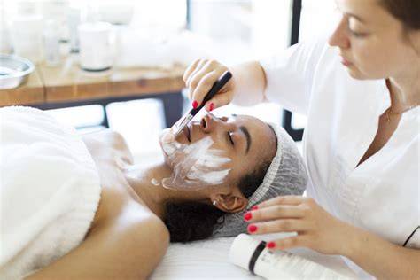 Aplicación de tónico facial con algodón