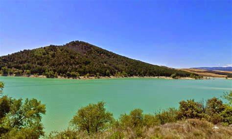 Embalse de Alloz y localidad de Lerate