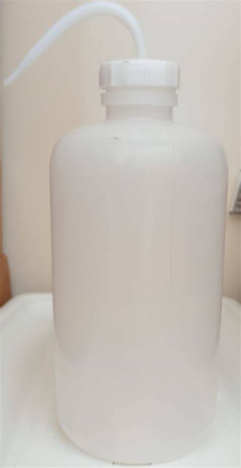 Botella de agua destilada para limpieza