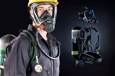 Bombero con equipo de respiración autónoma