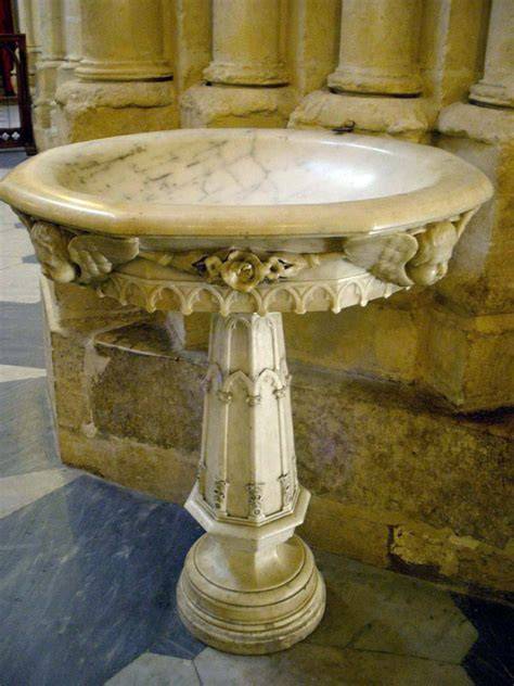 pila de agua bendita en iglesia
