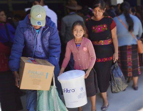 Familias guatemaltecas usando filtros purificadores