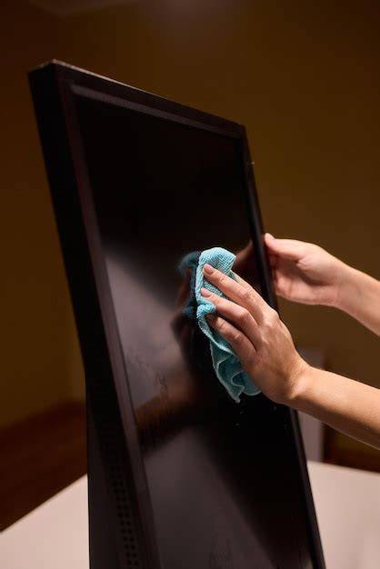 limpieza de pantalla electrónica con paño microfibra