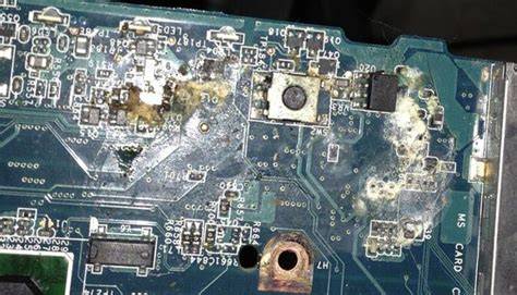 Placa electrónica mojada con gotas de agua
