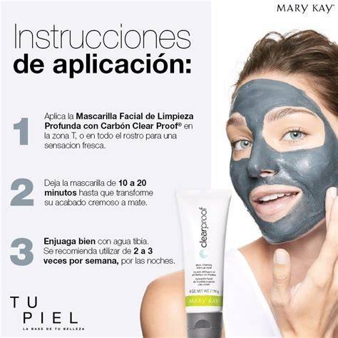 Aplicación de mascarilla de carbón facial
