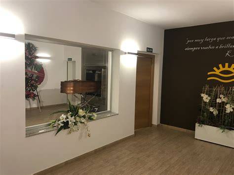 Persona con mascarilla en sala de tanatorio