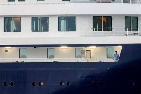 Pasajeros con mascarilla en crucero