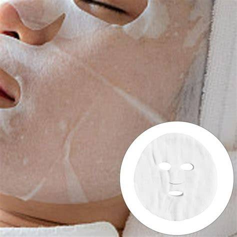 Aplicación de mascarilla facial de algodón