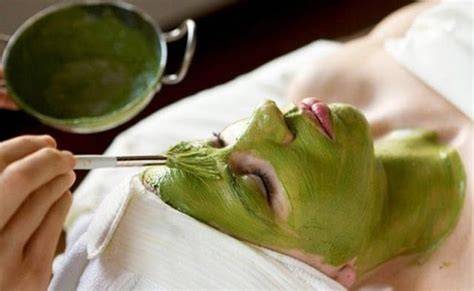 Mascarilla casera de té verde aplicada en el rostro