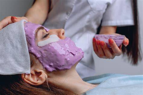 Mascarilla de alginato aplicada sobre el rostro