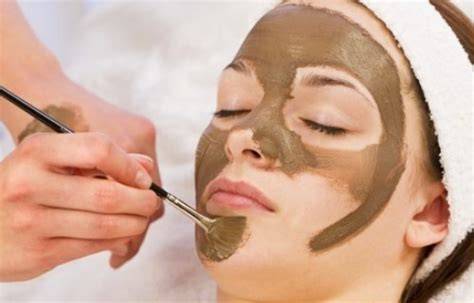 Aplicación de mascarilla de barro azteca