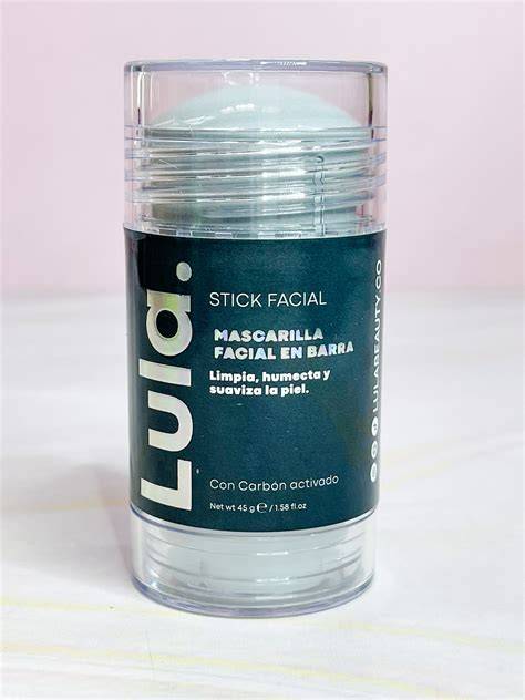 Mascarilla facial en barra aplicada sobre rostro
