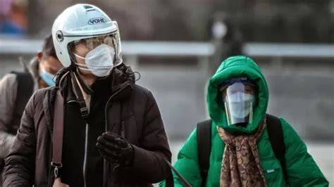 Personas con mascarilla en calles de China