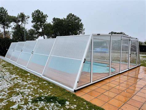 cubierta opaca sobre piscina en invierno