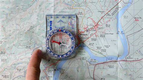 Niños usando mapa y brújula