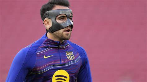 Eric García con máscara tras fractura nasal