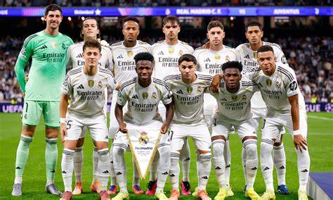 Jugadores del Real Madrid con máscaras de análisis