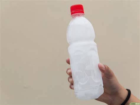 Agua congelada expandiéndose en botella