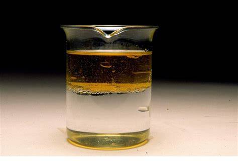 Agua y aceite separados por densidad