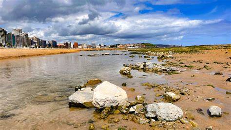 Río Piles desembocadura playa San Lorenzo