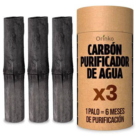 Barra de carbón Binchotán en jarra de agua