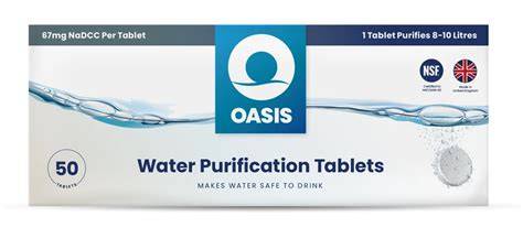 Pastillas purificadoras junto a agua potable