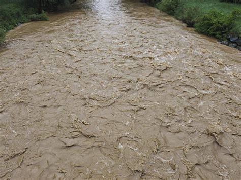 Agua natural turbia después de lluvias