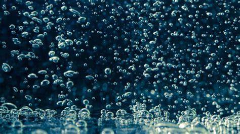 Agua blanquecina con microburbujas