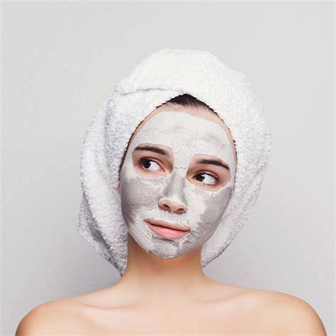 Aplicación de mascarilla de arcilla blanca