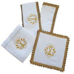 Conjunto de paños litúrgicos sobre altar