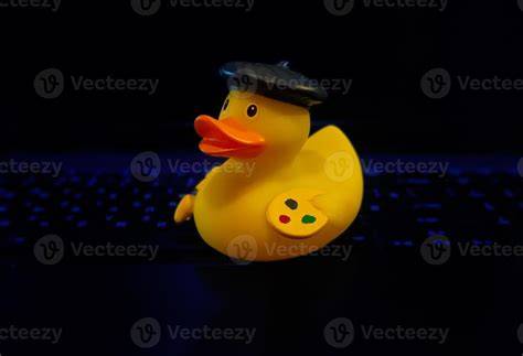 Patito de goma junto a código