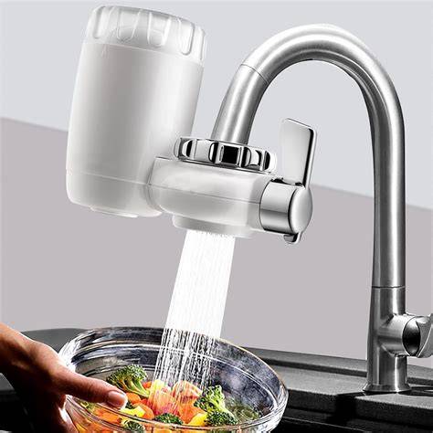 Grifo doméstico con filtro de agua instalado