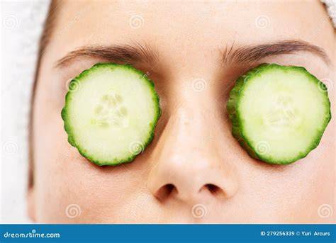 Rodajas de pepino frío sobre los ojos