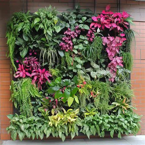 jardín vertical con plantas ornamentales