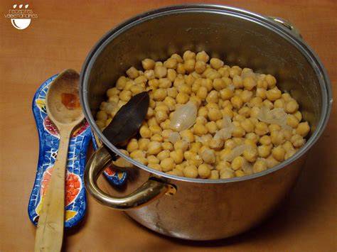 Garbanzos secos cubiertos con agua