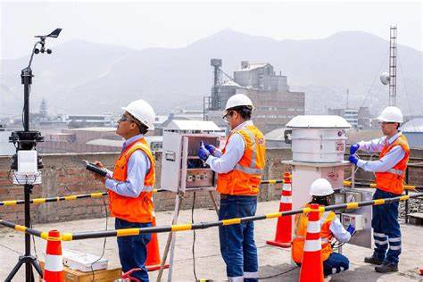 estudiantes midiendo calidad del aire