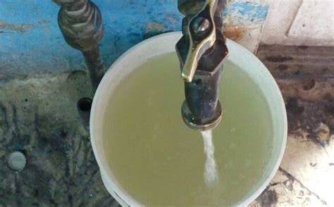 Agua extremadamente turbia con sedimentos