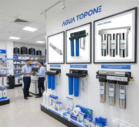 Estantería de filtros de agua en supermercado