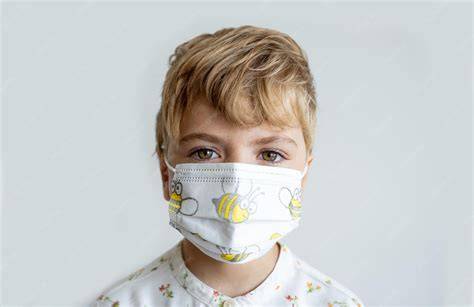 Niño usando mascarilla infantil ajustada