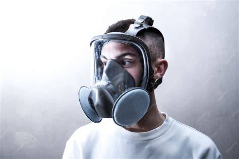 Persona usando mascarilla purificadora urbana