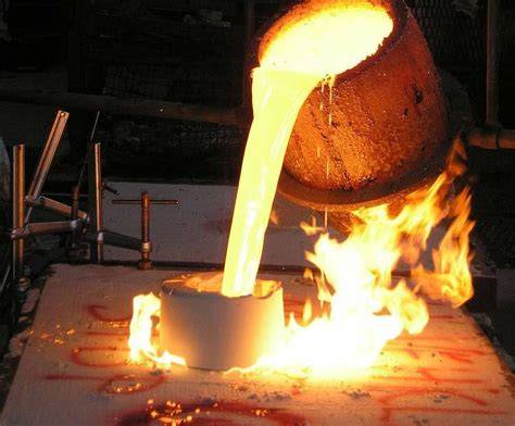 Fuego del fundidor purificando oro